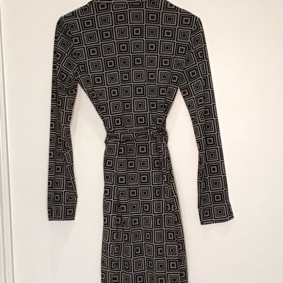 Express Black and White Sheath Wrap Dress Long Sleeve Scoop Neck Size 9/10 - Picture 4 of 7